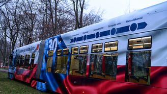 Tramvaj v barvách trikolóry připomíná výročí zvolení Václava Havla. Interiér zdobí jeho citáty