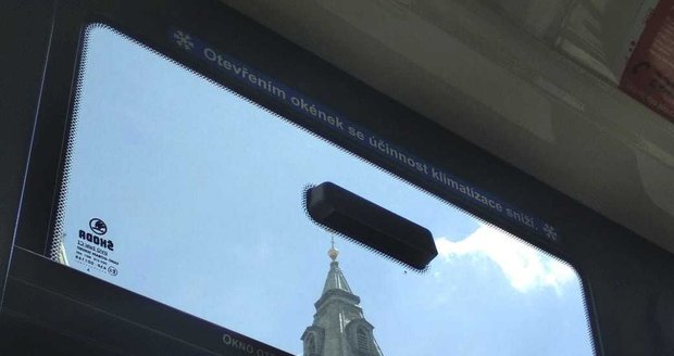 Neotvírejte okýnka, je-li v tramvaji funkční klimatizace