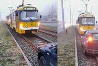 Roztržitý řidič najel do kolejiště a "hrál si" na tramvaj: Ta ho pak musela vyprostit