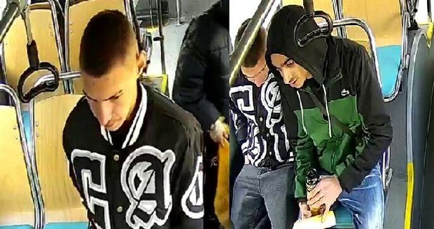 Policie z Ostravy pátrá po mladících, kteří si v tramvaji přivlastnili cizí batoh.