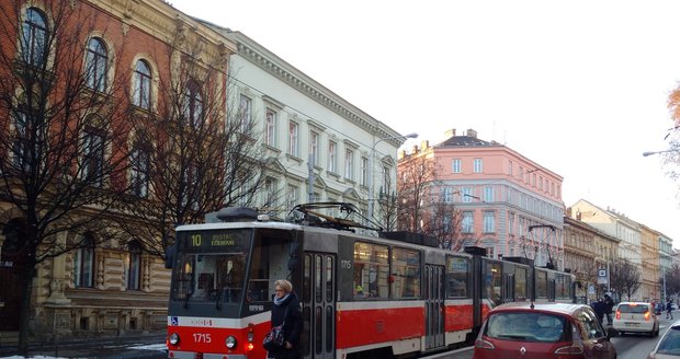 Linka číslo 10 jede ze zastávky Hlavní nádraží, přes Malinovského náměstí, Českou, Veveří až do Bystrce na zastávku Ečerova