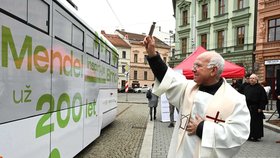 Tramvaj s hrášky sviští Brnem: Připomíná narození geniálního genetika Mendela.