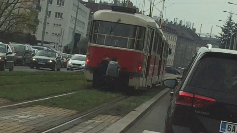 Děti se vezly na oji tramvaje v Praze Strašnicích.