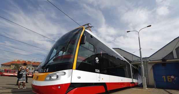 Nová tramvaj s Wi-Fi a klimatizací, která jezdí po Praze.