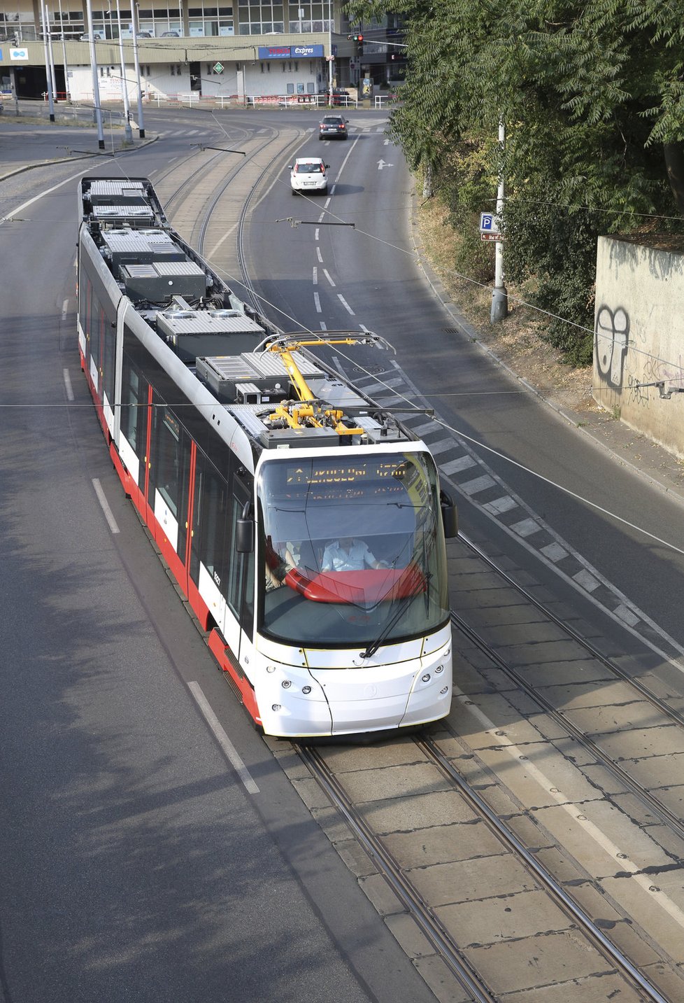 Tramvaj Škoda 15T, z níž se občas ozývají děsivé zvuky.