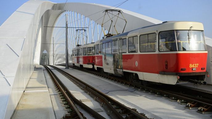 Tramvaj na pražském Trojském mostě, ilustrační foto