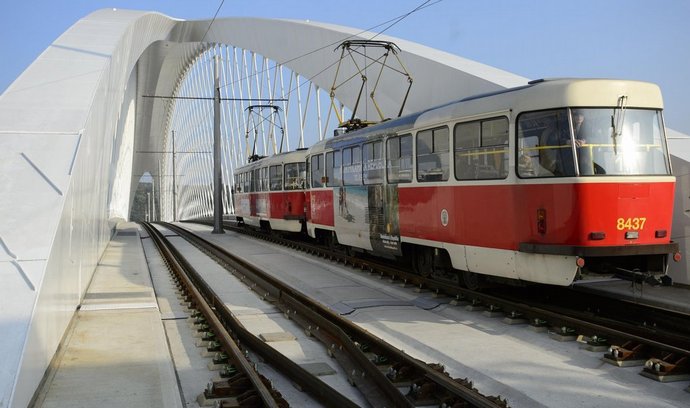 Tramvaj na pražském Trojském mostě