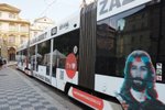 „Boží tramvaj“ brázdí Prahou: „Kdo ji řídí? Pánbůh?“ komentují uživatelé sociálních sítí. 17. 8. 2023