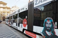 »Boží tramvaj« rejdí Prahou: „Kdo ji řídí, Pánbůh?“ komentují uživatelé sociálních sítí