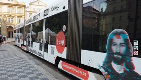 „Boží tramvaj“ brázdí Prahou: „Kdo ji řídí? Pánbůh?“ komentují uživatelé sociálních sítí. 17. 8. 2023