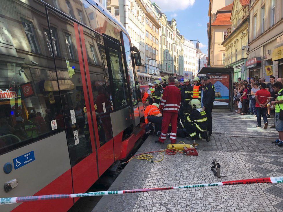 Tramvaj na Národní třídě srazila chodce.