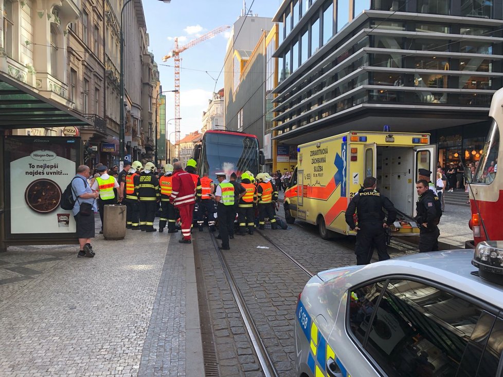 Tramvaj na Národní třídě srazila chodce.