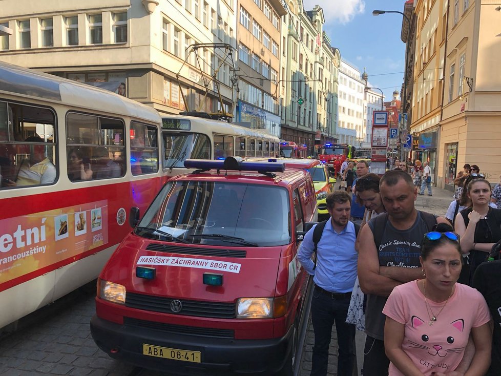 Tramvaj na Národní třídě srazila chodce.