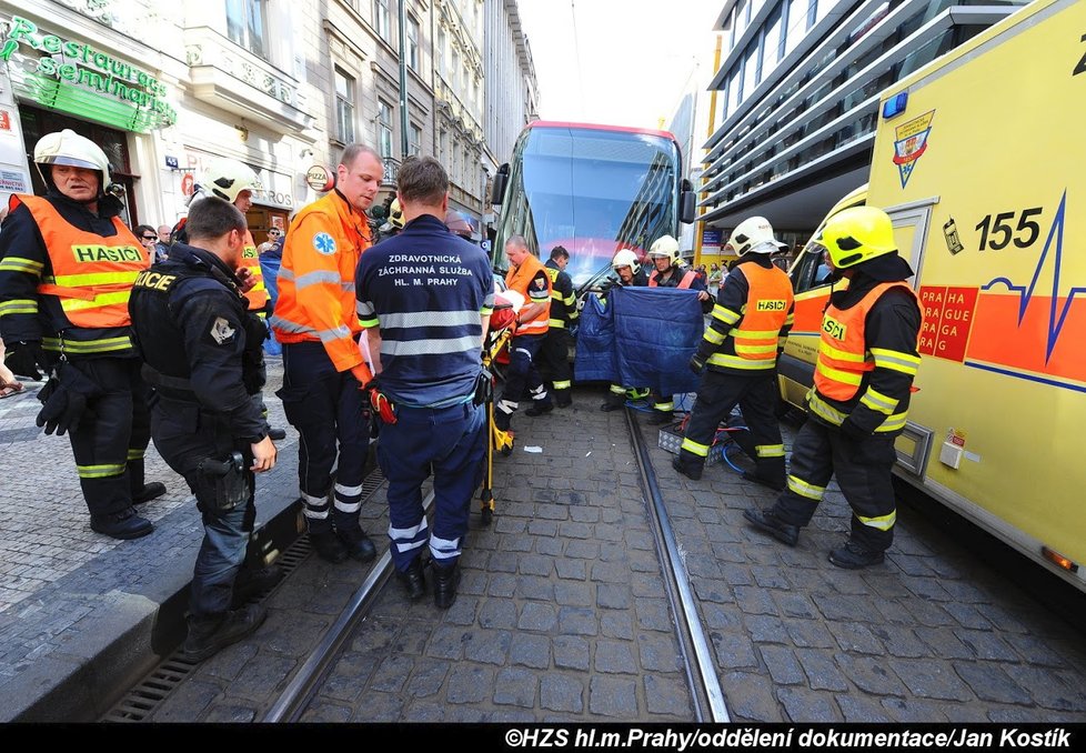 Tramvaj na Národní třídě srazila 75letou chodkyni.