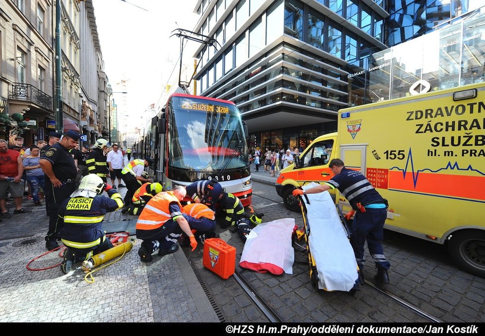 Tramvaj na Národní třídě srazila 75letou chodkyni.