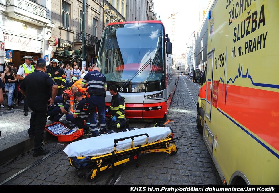 Tramvaj na Národní třídě srazila 75letou chodkyni.