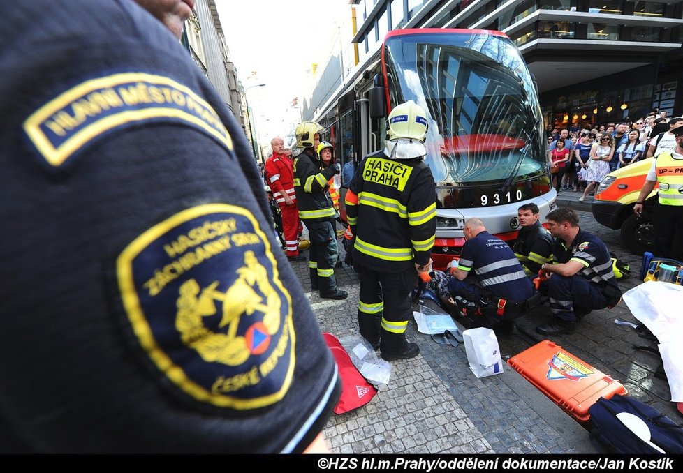 Tramvaj na Národní třídě srazila 75letou chodkyni.