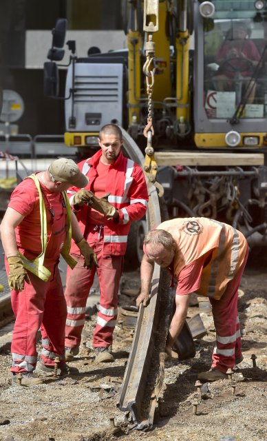 Dělníci pracují na opravě tramvajové trati na křižovatce Spálené ulice a Národní třídy na snímku pořízeném 8. září 2018 po poledni. Kvůli odstraňování havárie bude úsek Lazarská-Národní divadlo-Újezd uzavřen nejspíše až do pátku 14. září. Linky číslo 2, 9, 18, 22, 23, 93, 97, 98 a 99 jsou proto odkloněny a od pondělí budou některé z nich nahrazeny jinými linkami.