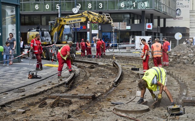 Noční tramvaj číslo 98 pojede mezi Lazarskou a Andělem přes Karlovo a Palackého náměstí do Zborovské. Linka číslo 99 pojede z Palackého náměstí k Národnímu divadlu a přes Staroměstskou a Malostranskou až na Malostranské náměstí.