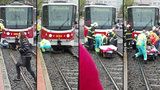 Dramatická záchrana: Chodce srazila na přechodu tramvaj, zůstal pod ní zaklíněný