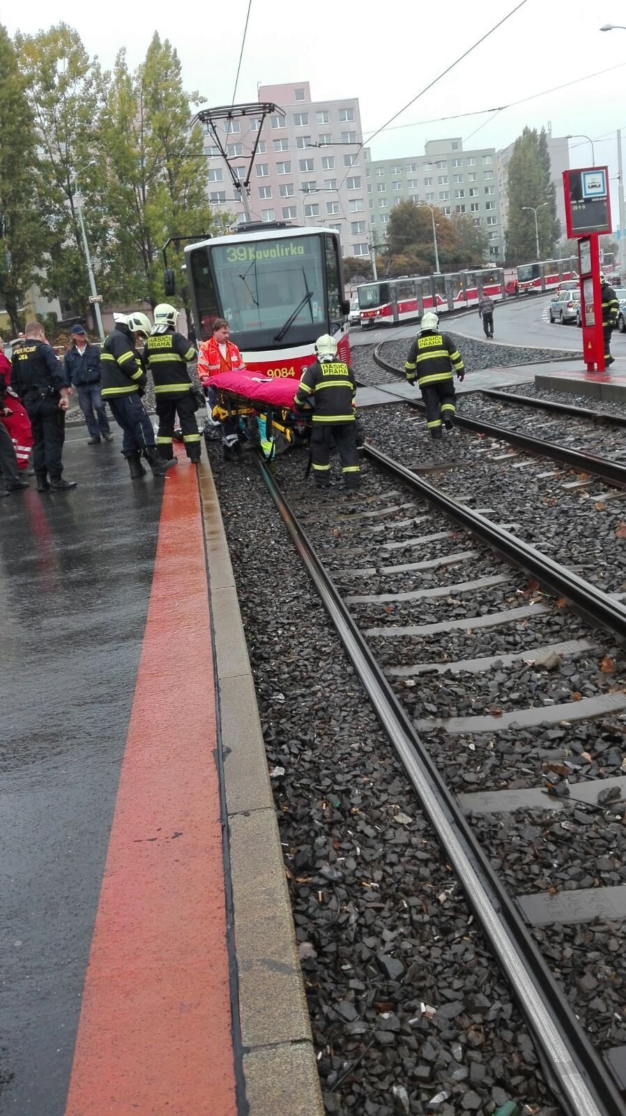 Muž byl zaklíněný pod tramvají