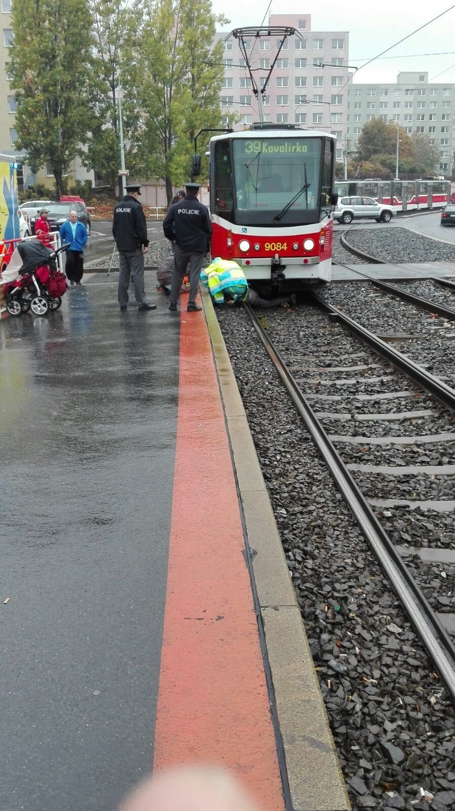 Muž byl zaklíněný pod tramvají