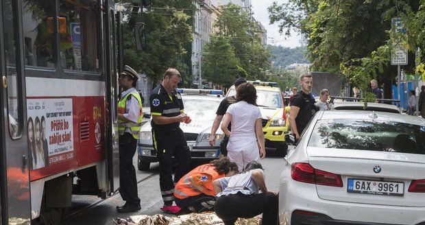 Hrozivá nehoda v Holešovicích: Tramvaj srazila chodkyni, je v umělém spánku