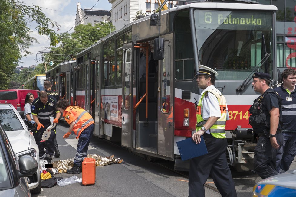 Tramvaj v Holešovicích srazila ženu.