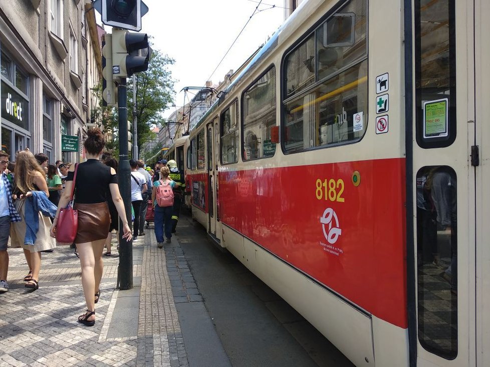 Na Karlově náměstí se srazily tři tramvaje.