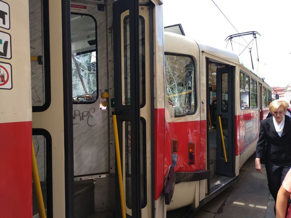 Na Karlově náměstí se srazily tři tramvaje.