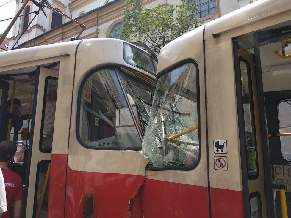Na Karlově náměstí se srazily tři tramvaje.
