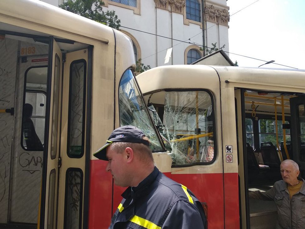 Na Karlově náměstí se srazily tři tramvaje.