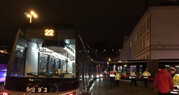 Tramvaje linky č. 5 a 22 skončily po vzájemné srážce mimo koleje. Při nehodě bylo zraněno sedm lidí.