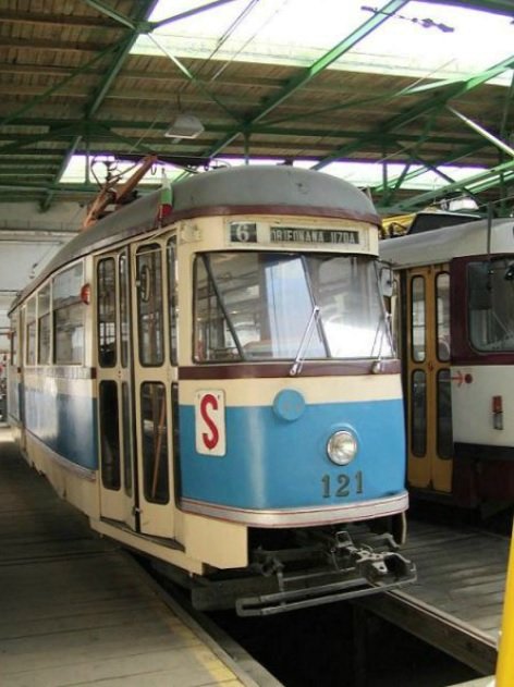 Tatra T1 je nejstarší československá tramvaj vyráběná od roku 1952. Necelý rok po nehodě, 5. ledna 1983, byl v Praze ukončen jejich provoz.