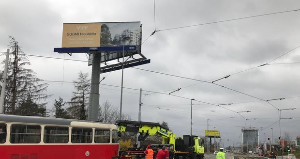 V Hloubětíně po srážce s autem vykolejila tramvaj.