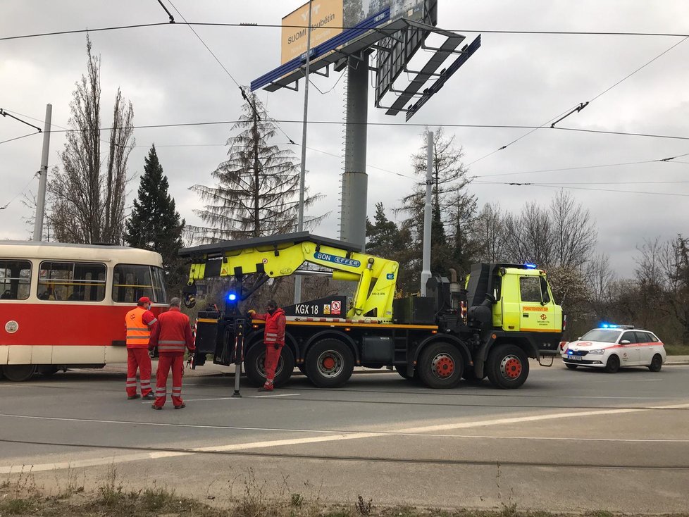 V Hloubětíně po srážce s autem vykolejila tramvaj.