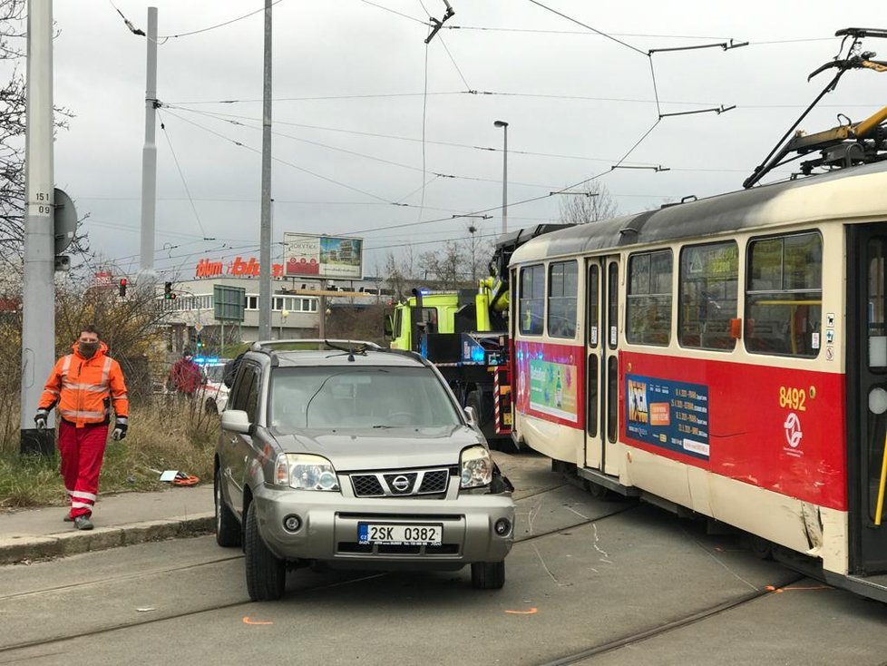 V Hloubětíně po srážce s autem vykolejila tramvaj.