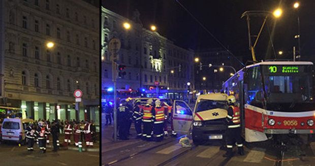 Tramvaj č. 10 se srazila se sanitkou: Několik raněných skončilo v nemocnici