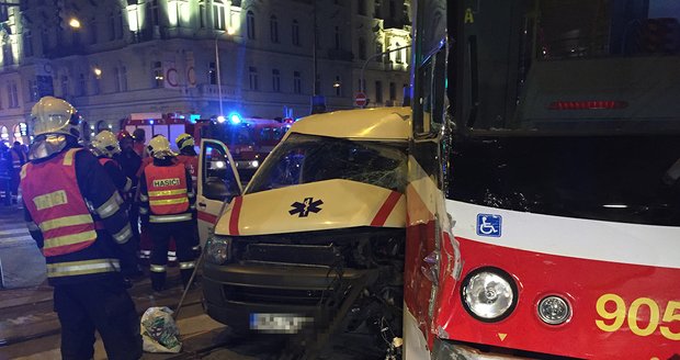 Tramvaj číslo 10 se na I. P. Pavlova srazila se soukromou záchrannou službou.