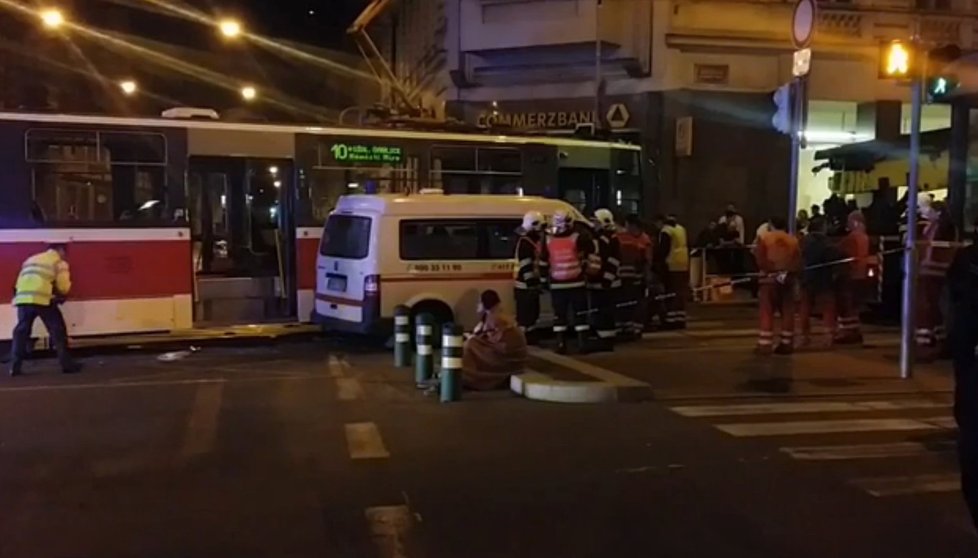 Tramvaj číslo 10 se na I. P. Pavlova srazila se soukromou záchrannou službou.