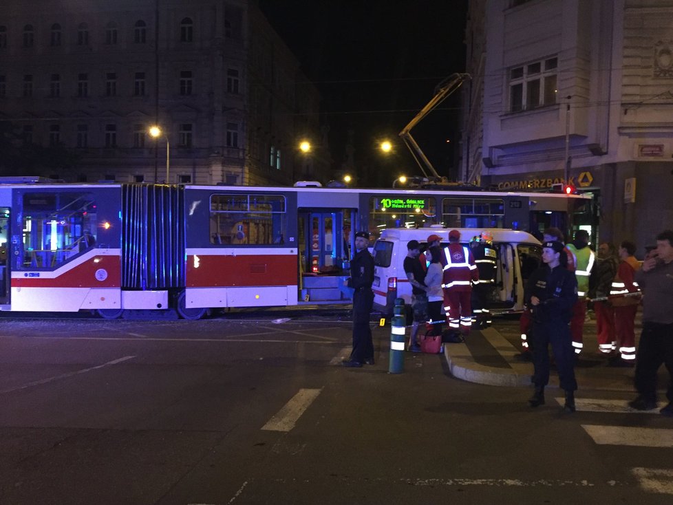 Tramvaj číslo 10 se na I. P. Pavlova srazila se soukromou záchrannou službou.