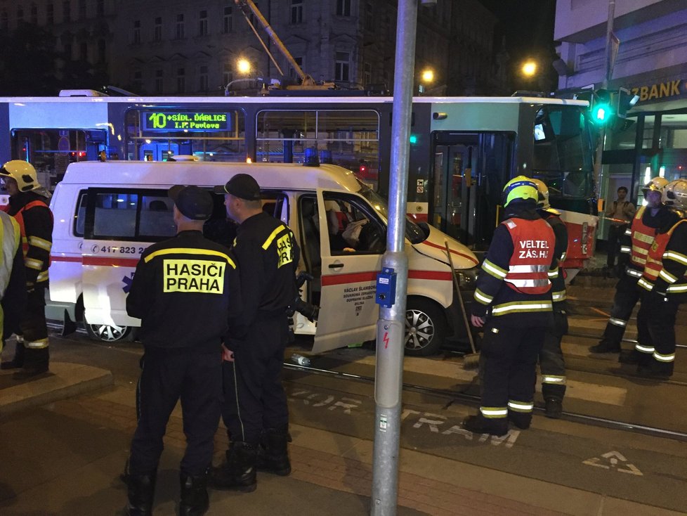 Tramvaj číslo 10 se na I. P. Pavlova srazila se soukromou záchrannou službou.