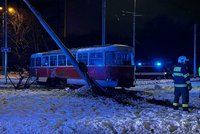 Mezi Střešovicemi a Petřinami nejezdí tramvaje, vykolejený vůz poškodil trakční vedení