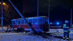 Mezi Střešovicemi a Petřinami nejezdí tramvaje, vykolejený vůz poškodil trakční vedení