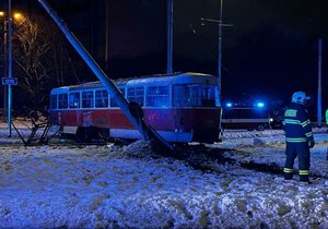 Vykolejená tramvaj na Petřinách poškodila trakční vedení