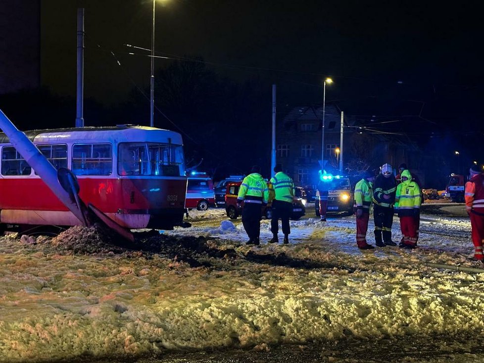 Vykolejená tramvaj na Petřinách poškodila trakční vedení. (23. 12. 2023)
