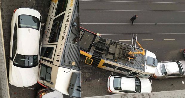 Nehoda č. 11: V Brně po srážce vykolejila tramvaj a sešrotovala luxusní auta za 6 milionů