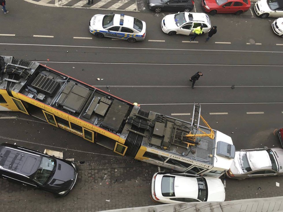 Mela v Brně: Vykolejená tramvaj způsobila dopravní omezení ve městě.