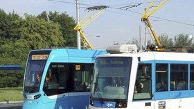 Nová ostravská tramvaj Stadler vedle tramvaje Škoda, která v Ostravě jezdí už 20 let.