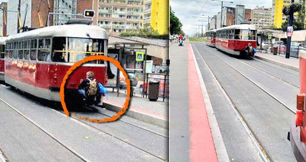 Muž vzadu na oji tramvaje. V náručí vezl malou holčičku.